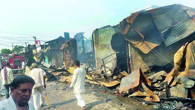 Fire broke out in 16 shops | आगीत १६ दुकाने जळून खाक