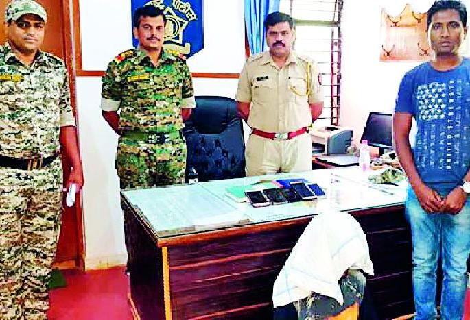 Mobile thieves caught | मोबाईल चोरट्यास पकडले Mobile thieves caught | मोबाईल चोरट्यास पकडले