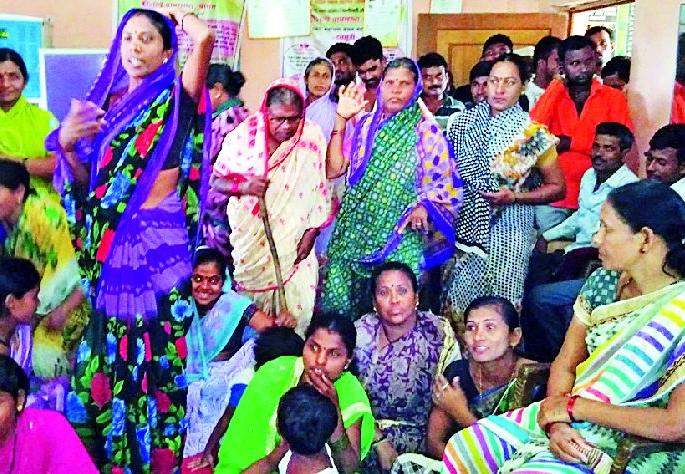 Posters of the scheme can be administered free of cost | योजनेचे पोस्टर लावून प्रशासन झाले मोकळे Posters of the scheme can be administered free of cost | योजनेचे पोस्टर लावून प्रशासन झाले मोकळे