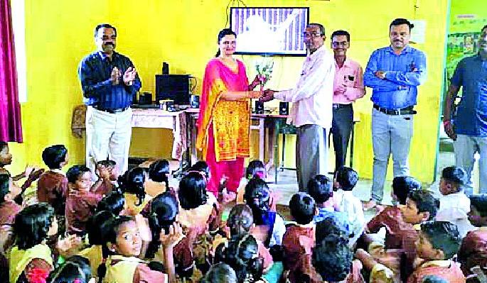 Fit India Moment Program watched by students | विद्यार्थ्यांनी पाहिला फिट इंडिया मुमेंट कार्यक्रम