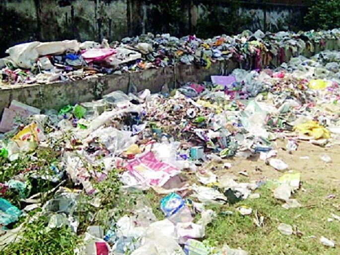 Engine shade school became a dumping yard | इंजिन शेड शाळा बनली डंम्पिंग यार्ड Engine shade school became a dumping yard | इंजिन शेड शाळा बनली डंम्पिंग यार्ड