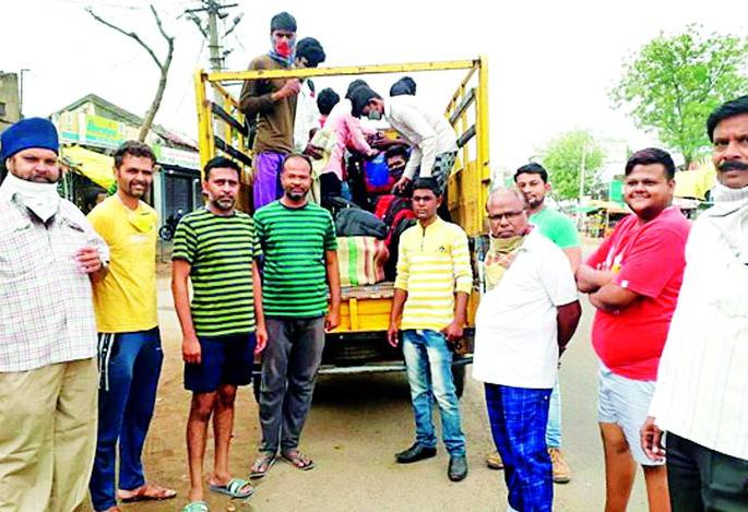 Hunger and panic led to a crowd of laborers on their way to the village | भूक,दहशतीत गावाकडे निघाले पायी मजुरांचे जत्थे Hunger and panic led to a crowd of laborers on their way to the village | भूक,दहशतीत गावाकडे निघाले पायी मजुरांचे जत्थे