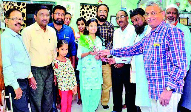 UPSC passed Nupur hospitality | युपीएससी उत्तीर्ण नुपूरचा सत्कार UPSC passed Nupur hospitality | युपीएससी उत्तीर्ण नुपूरचा सत्कार