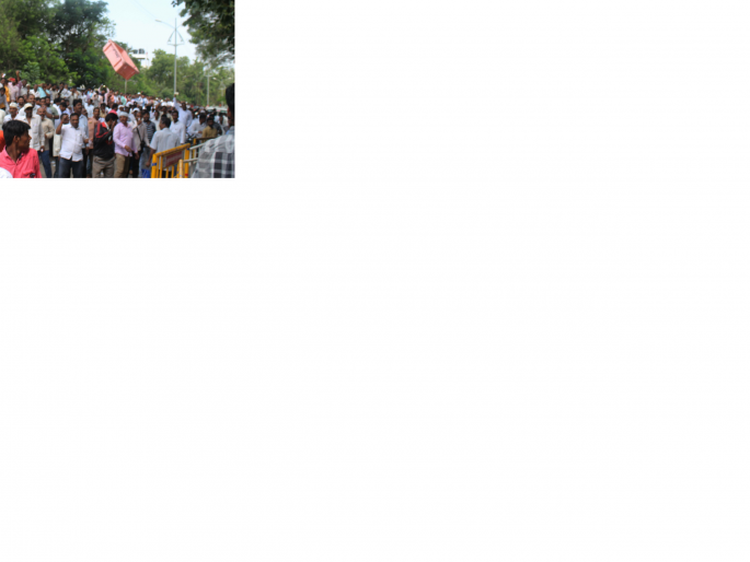 Gokul's meeting was held in 3 minutes: slippers, choppers | ‘मल्टिस्टेट’चा ठराव न वाचताच मंजूर, ‘गोकुळ’ची सभा ३ मिनिटांत गुंडाळली : चप्पलफेक, तोडफोड Gokul's meeting was held in 3 minutes: slippers, choppers | ‘मल्टिस्टेट’चा ठराव न वाचताच मंजूर, ‘गोकुळ’ची सभा ३ मिनिटांत गुंडाळली : चप्पलफेक, तोडफोड