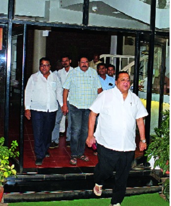 Sugarcane factory closed today's question: Need help from the government | साखर कारखाने आजपासून बंद ऊसदराचा प्रश्न : शासनाकडे मदतीची मागणी Sugarcane factory closed today's question: Need help from the government | साखर कारखाने आजपासून बंद ऊसदराचा प्रश्न : शासनाकडे मदतीची मागणी