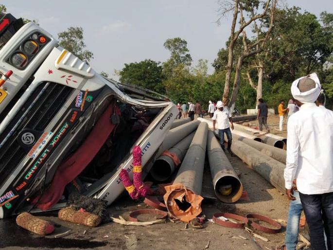 Strange accident on the Varanga-Nanded highway | वारंगा-नांदेड महामार्गावर विचित्र अपघात Strange accident on the Varanga-Nanded highway | वारंगा-नांदेड महामार्गावर विचित्र अपघात