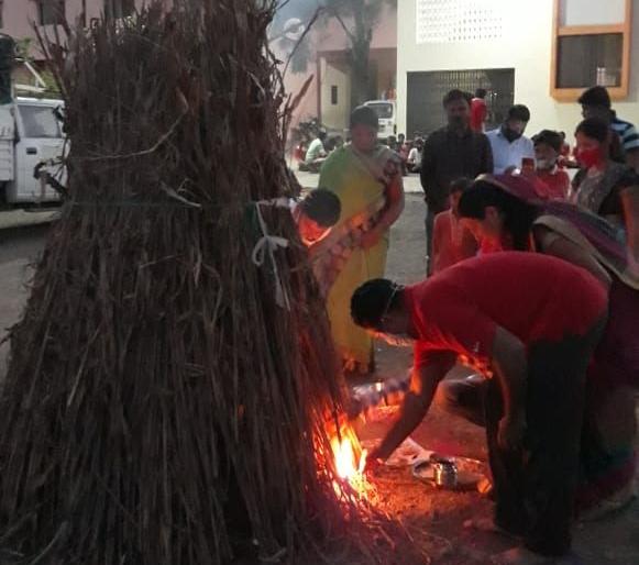 Students celebrate environmentally friendly Holi | विद्यार्थ्यांनी साजरी केली पर्यावरणपूरक होळी