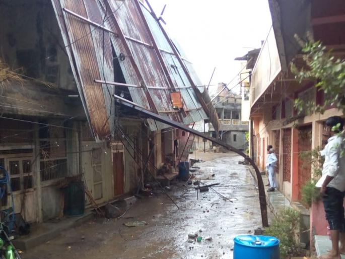 Heavy rains in Nanded area, leaves blown | नांदेड परिसरात जोरदार वादळी पाऊस, पत्रे उडाले