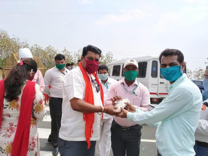 Distribution of gloves to Government employees | शासकीय कर्मचाऱ्यांना हातमोज्यांचे वितरण  Distribution of gloves to Government employees | शासकीय कर्मचाऱ्यांना हातमोज्यांचे वितरण