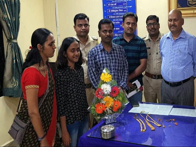 Thieves kept 21 tole of gold at the door of Indapur | इंदापूर येथे सोनं चोरून नेलं आणि परत आणूनही ठेवलं... Thieves kept 21 tole of gold at the door of Indapur | इंदापूर येथे सोनं चोरून नेलं आणि परत आणूनही ठेवलं...