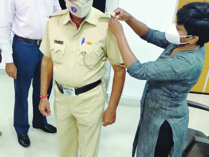 Promotion to Assistant Faujdara on retirement; As soon as the star climbed on the uniform, he said goodbye to love | सेवानिवृत्तीदिनी सहायक फौजदारास बढती; वर्दीवर स्टार चढताच दिला प्रेमाचा निरोप Promotion to Assistant Faujdara on retirement; As soon as the star climbed on the uniform, he said goodbye to love | सेवानिवृत्तीदिनी सहायक फौजदारास बढती; वर्दीवर स्टार चढताच दिला प्रेमाचा निरोप
