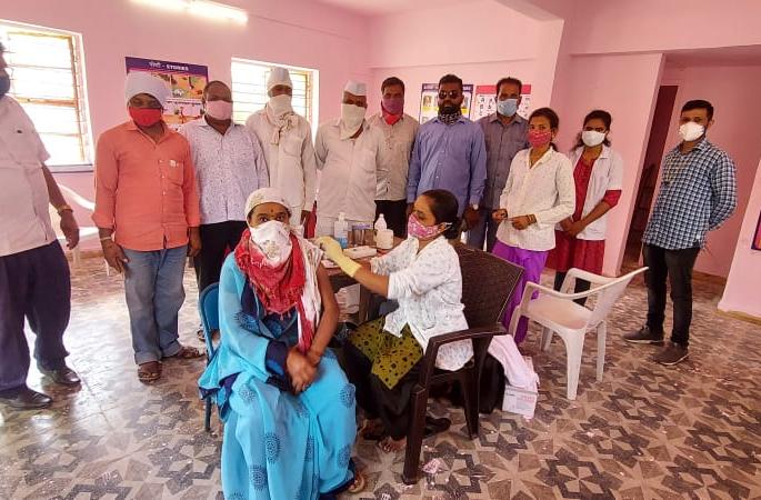 Kovid vaccination camp at Purangaon | पुरणगाव येथे कोविड लसीकरण शिबिर
