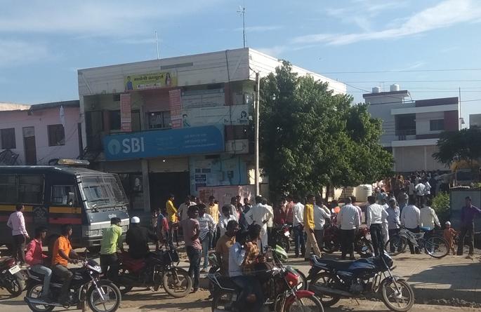 Home robbery broke out at Muhturta | आष्टीत घटस्थापनेच्या मुहुर्तावर झाली घरफोडी Home robbery broke out at Muhturta | आष्टीत घटस्थापनेच्या मुहुर्तावर झाली घरफोडी