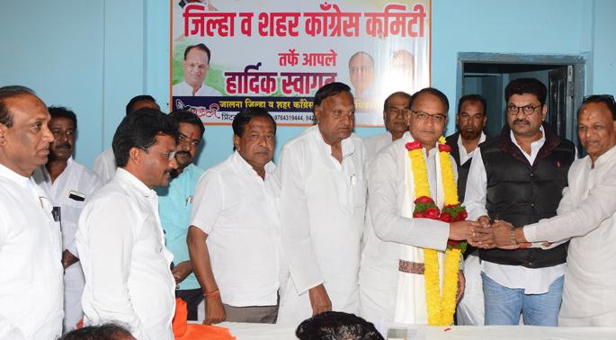 Congress workers should be ready for defeat of BJP - Deshpande | भाजपाच्या पराभवासाठी काँग्रेस कार्यकर्त्यांनी सज्ज व्हावे -देशमुख