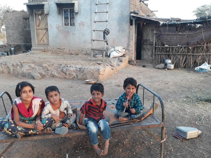 The sadness has not ended ...depending on the bonds and goats | दु:ख इथले संपले नाही...बॉण्ड व बकऱ्यांचा आधार The sadness has not ended ...depending on the bonds and goats | दु:ख इथले संपले नाही...बॉण्ड व बकऱ्यांचा आधार