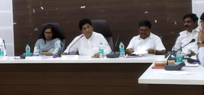 Complete the formalities of the meeting after reviewing the water scarcity | पाणीटंचाईचा आढावा घेऊन बैठकीची औपचारिकता पूर्ण