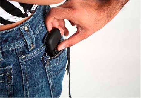 The police caught the attention of the smugglers of the mobile | मोबाईल हिसकावणाऱ्यास पोलिसांनी रंगेहाथ पकडले The police caught the attention of the smugglers of the mobile | मोबाईल हिसकावणाऱ्यास पोलिसांनी रंगेहाथ पकडले