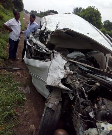 One killed, three injured in car accident | कार अपघातात एक ठार, तीन जखमी