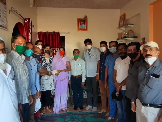 Lakhs worth of help to a classmate's family | वर्गमित्राच्या कुटुंबियाला लाखमोलाची मदत