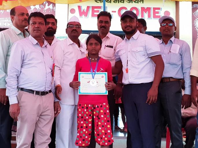First in the competition for a girl student of Bhilwad Ashram School | भिलवाड आश्रम शाळेतील विद्यार्थिनी धावण्याच्या स्पर्धेत प्रथम