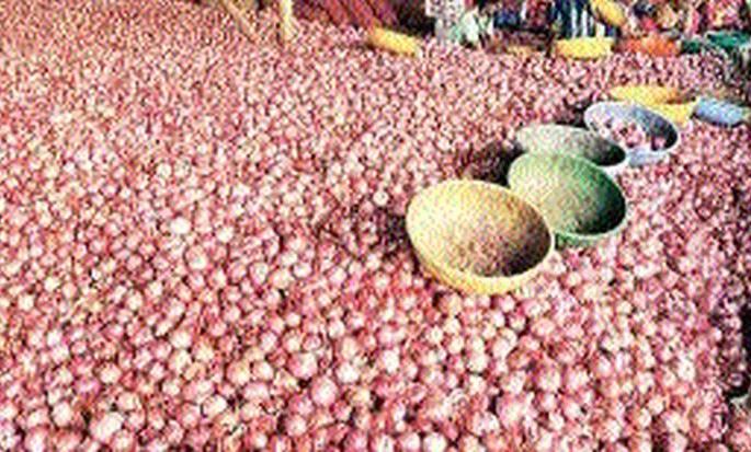 Falling onion in the mouth of the Diwali festival, farmers are worried due to crop failure | एन दिवाळी सणाचे तोंडावर कांदा भावात घसरण झाल्यानेशेतकरी चिंतातुर