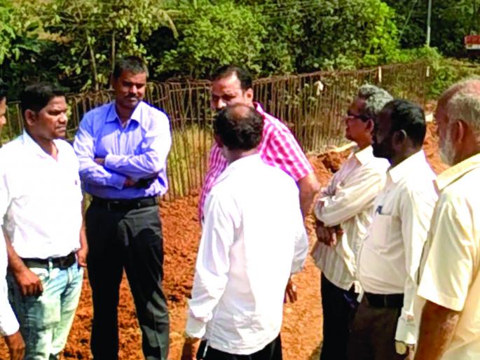 Road work stopped, incidents at Kharepatan, village invaders | महामार्गाचे काम रोखले, खारेपाटण येथील घटना, ग्रामस्थ आक्रमक Road work stopped, incidents at Kharepatan, village invaders | महामार्गाचे काम रोखले, खारेपाटण येथील घटना, ग्रामस्थ आक्रमक