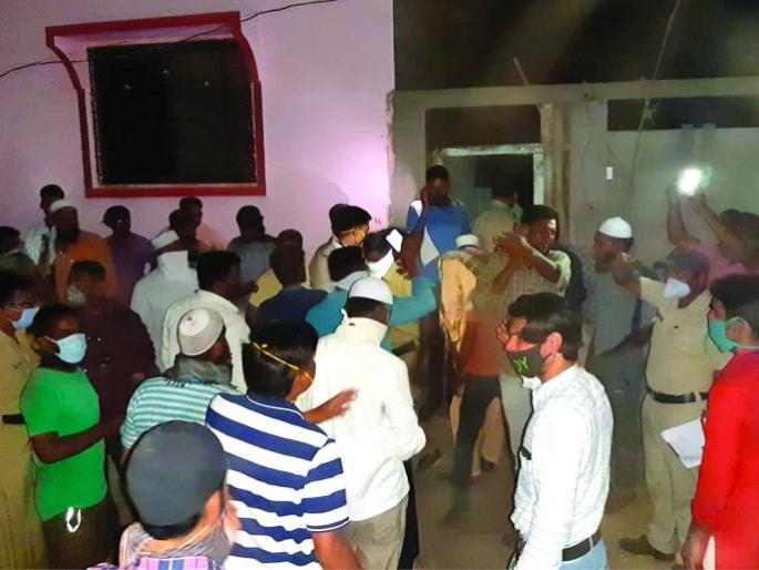 A mother and father along with their two children died due to electric shock | विजेच्या धक्क्याने दोन उपवर मुलांसह आई-वडीलाचा मृत्यू A mother and father along with their two children died due to electric shock | विजेच्या धक्क्याने दोन उपवर मुलांसह आई-वडीलाचा मृत्यू