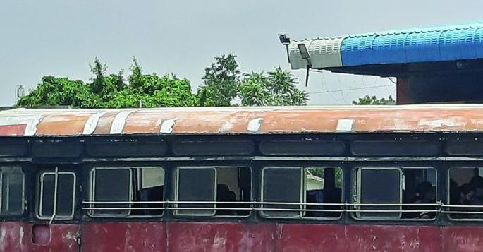 ST Buses in Bad condition in khamgaon | बस स्थानकात येणाऱ्या १० पैकी ७ एसटींना ठोकले वरून टप्पर! ST Buses in Bad condition in khamgaon | बस स्थानकात येणाऱ्या १० पैकी ७ एसटींना ठोकले वरून टप्पर!