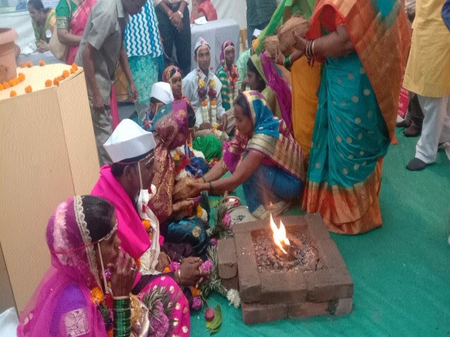 Six tribal couples get married | सहा आदिवासी जोडप्यांचा सामुदायिक विवाह सोहळा Six tribal couples get married | सहा आदिवासी जोडप्यांचा सामुदायिक विवाह सोहळा