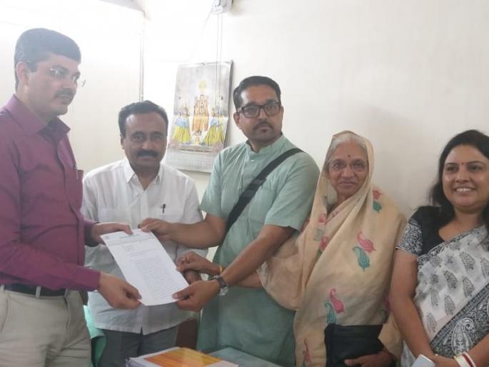 Submit a statement to stop the District Recovery Campaign from the district bank | जिल्हा बॅकेची धडक वसूली मोहीम थांबवण्यासाठी निवेदन सादर Submit a statement to stop the District Recovery Campaign from the district bank | जिल्हा बॅकेची धडक वसूली मोहीम थांबवण्यासाठी निवेदन सादर