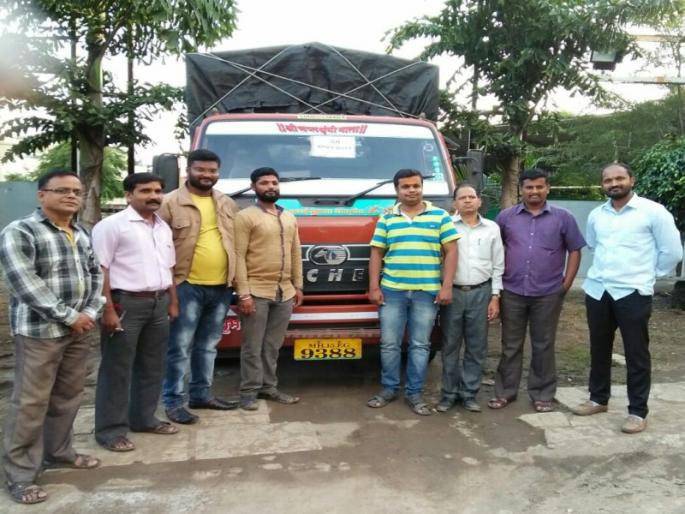 Help in Kerala flood victims in Lasalgaon | लासलगाव येथे केरळ पूरग्रस्तांना मदत Help in Kerala flood victims in Lasalgaon | लासलगाव येथे केरळ पूरग्रस्तांना मदत