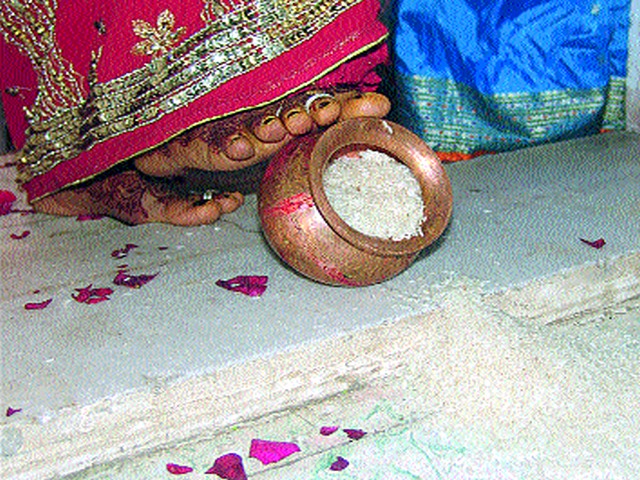 Simply getting married saves billions | साधेपणाने लग्नामुळे कोट्यवधींची बचत Simply getting married saves billions | साधेपणाने लग्नामुळे कोट्यवधींची बचत