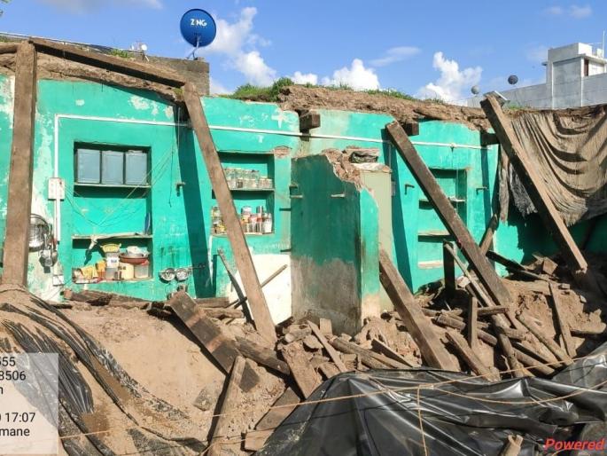 The house collapsed due to heavy rains | जोरदार पावसामुळे येथील घर कोसळले The house collapsed due to heavy rains | जोरदार पावसामुळे येथील घर कोसळले