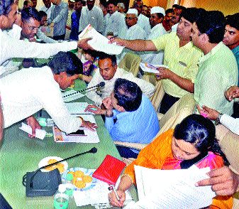 Settle the grievances within a month | तक्रारींचा महिनाभरात निपटारा करा Settle the grievances within a month | तक्रारींचा महिनाभरात निपटारा करा