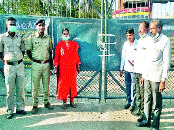 Two vehicles seized: Revenue administration takes action; Notice to Panjrapolal Society, Malegaon Corporation's slaughter house sealed | दोन वाहने जप्त : महसूल प्रशासनाकडून कारवाई; पांजरापोळ संस्थेला नोटीस मालेगाव महानगरपालिकेचा कत्तलखाना सील Two vehicles seized: Revenue administration takes action; Notice to Panjrapolal Society, Malegaon Corporation's slaughter house sealed | दोन वाहने जप्त : महसूल प्रशासनाकडून कारवाई; पांजरापोळ संस्थेला नोटीस मालेगाव महानगरपालिकेचा कत्तलखाना सील