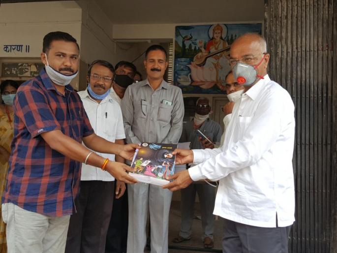 Distribution of free textbooks to students under holistic education in Nashik | नाशकात समग्र शिक्षाअंतर्गत विद्यार्थ्यांना मोफत पाठ्यपुस्तकांचे वाटप Distribution of free textbooks to students under holistic education in Nashik | नाशकात समग्र शिक्षाअंतर्गत विद्यार्थ्यांना मोफत पाठ्यपुस्तकांचे वाटप
