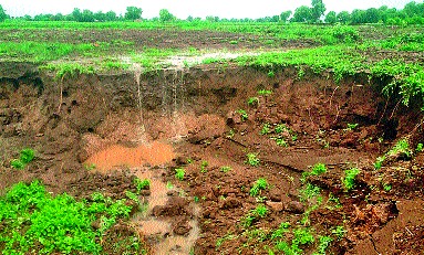 The soil in the field was carried away | शेतातील माती गेली वाहून The soil in the field was carried away | शेतातील माती गेली वाहून