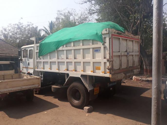 Satara: On top of the clay, sand down ... Administration, however, with renewal, new fund of sand pumps, two crops on a receipt in Khatav taluka | सातारा : वर माती, खाली वाळू... प्रशासन मात्र कनवाळू, वाळूचोरीचा नवा फंडा, खटाव तालुक्यात एका पावतीवर दोन खेपा Satara: On top of the clay, sand down ... Administration, however, with renewal, new fund of sand pumps, two crops on a receipt in Khatav taluka | सातारा : वर माती, खाली वाळू... प्रशासन मात्र कनवाळू, वाळूचोरीचा नवा फंडा, खटाव तालुक्यात एका पावतीवर दोन खेपा