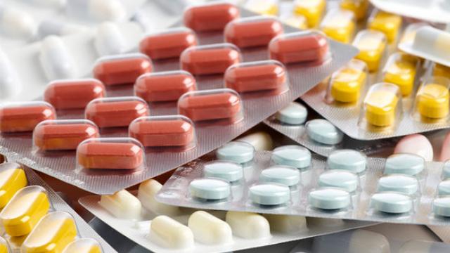 Concerns about getting stuck in drug vehicles | औषधांची वाहने अडकून पडल्याने चिंता