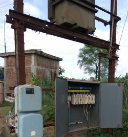 Citizens in Takeda area suffer from old electricity supply | जुन्या वीज वाहीनीमुळे टाकेद परिसरात नागरीक त्रस्त