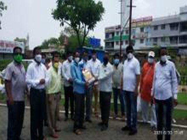 BJP distributes groceries to newspaper vendors | भाजपा मंडलातर्फे वृत्तपत्र विक्रेत्यांना किराणा साहित्य वाटप