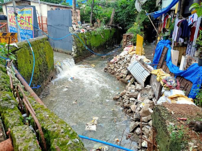 The natural water flow of the nallah diverted water into the houses | नाल्याचा नैसर्गिक जलप्रवाह वळविल्याने घरांत पाणी शिरले The natural water flow of the nallah diverted water into the houses | नाल्याचा नैसर्गिक जलप्रवाह वळविल्याने घरांत पाणी शिरले