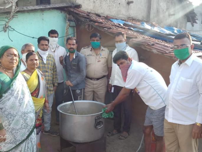  Nandurvadya villagers feed on the five paths on the highway | महामार्गावरील ७०० पांथस्थांना गोंदे दुमाला ग्रामस्थांकडून भोजन