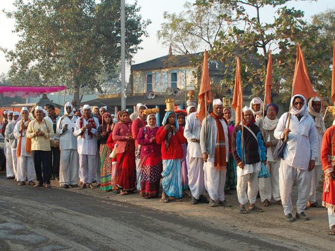 Dindya full flower roads | दिंड्यांनी फुलले रस्ते Dindya full flower roads | दिंड्यांनी फुलले रस्ते