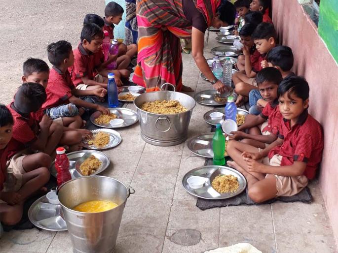 Student saturated with ambrosia | आमरस-पुरीच्या पाहुणचाराने विद्यार्थी तृप्त Student saturated with ambrosia | आमरस-पुरीच्या पाहुणचाराने विद्यार्थी तृप्त