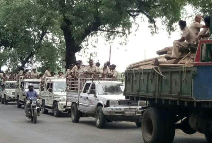 Four of the seized timber from Bari will be returned to the forest department | वनविभाग परत करणार बारी येथील चौघांचे जप्त केलेले लाकूड