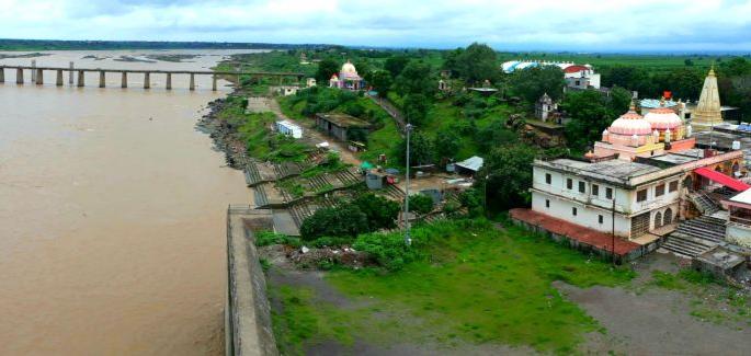 Police patrol at Tapikatha at Prakasha | प्रकाशा येथे तापीकाठावर पोलिसांचा चोख पहारा Police patrol at Tapikatha at Prakasha | प्रकाशा येथे तापीकाठावर पोलिसांचा चोख पहारा