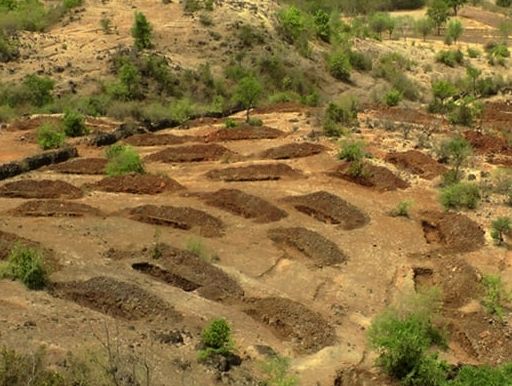 Receiving the first award honors the workers | प्रथम पुरस्कार मिळाल्याने श्रमदात्यांचा सत्कार Receiving the first award honors the workers | प्रथम पुरस्कार मिळाल्याने श्रमदात्यांचा सत्कार