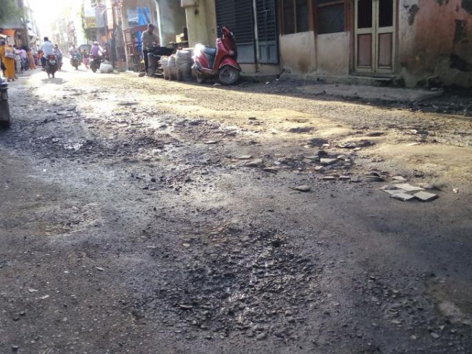 Parents welcome from the dirt roads | खड्डेयुक्त रस्त्यांवरून होणार बाप्पांचे स्वागत Parents welcome from the dirt roads | खड्डेयुक्त रस्त्यांवरून होणार बाप्पांचे स्वागत