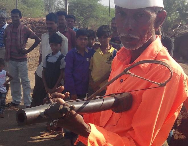 Satpurudi's village-padaya still retains the traditional scriptures | सातपुडय़ाच्या गाव-पाडय़ात आजही पारंपरिक वाद्यांची क्रेझ कायम Satpurudi's village-padaya still retains the traditional scriptures | सातपुडय़ाच्या गाव-पाडय़ात आजही पारंपरिक वाद्यांची क्रेझ कायम